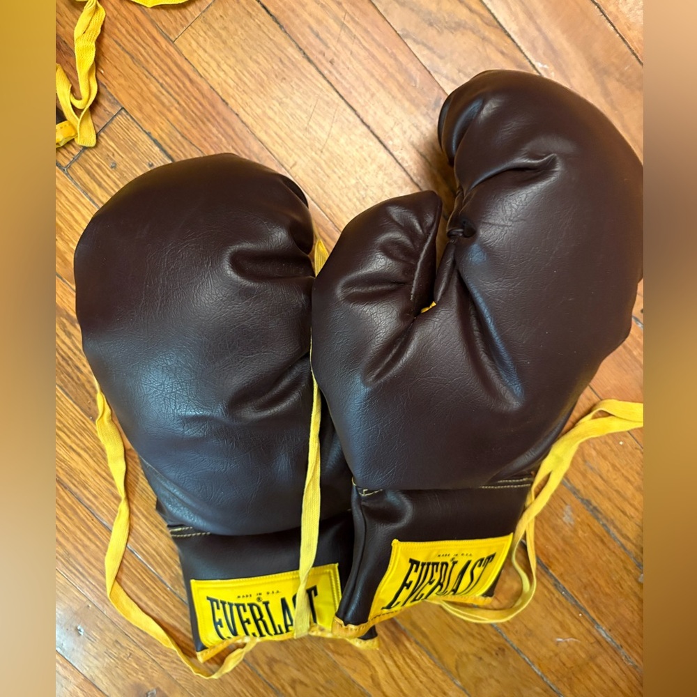 Everlast 2926 1 set of Black and Yellow Boxing Gloves. ONLY ONE PAIR